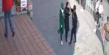 İstanbul Karaköy'de Başörtülü Öğrencilere Saldıran Kadının Başörtülülere Hakaret Ettiği Görüntüler Ortaya Çıktı