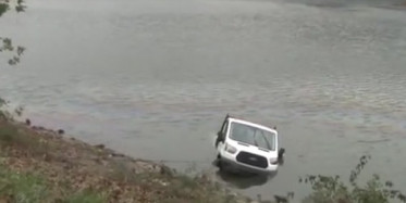 Samsunda Kamyonet Baraja Uçtu