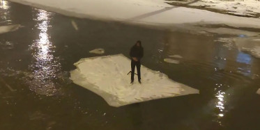 Bayburt’ta Kırdığı Buz Kütlesi İle Çoruh Nehri'nde Seyahate Çıktı