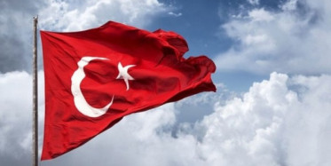 Türk Askeri Bayrağı Dikti!