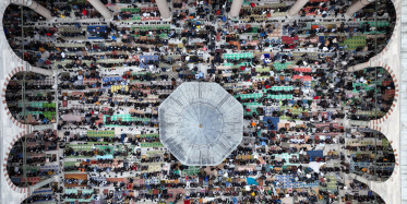 Bayram namazında Fatih Camii'ne akın eden binlerce Müslüman havadan görüntülendi!