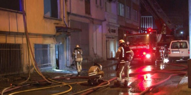 Bayrampaşa’da Bir Binanın Çatısı Alevlere Teslim Oldu