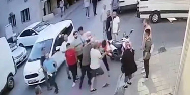 Bayrampaşa'da vatandaşlar gergin! Kaza yapan sürücüler tekme tokat birbirine girdi