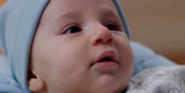 Ceren Bebeğini Kucağına Alır