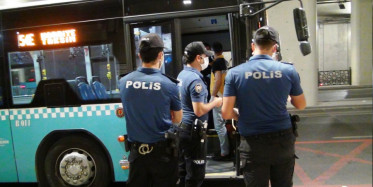 Beşiktaş'ta Binemediği Halk Otobüsüne Saldırdı