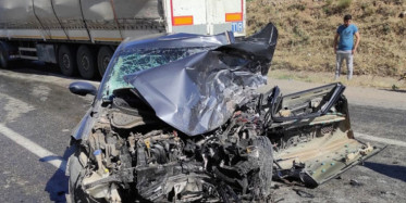 Beton Mikserine Çarpan Araç Kağıt Gibi Ezildi