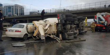 İstanbul Bağcılarda Beton Mikseri Araç Üzerine Devrildi