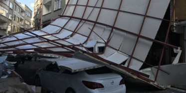 Beyoğlu'nda Lodos İş Hanının Çatısını Uçurdu 