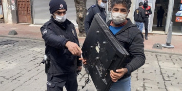 Beyoğlu’nda Çalıntı Televizyon ile Polise Yakalandı