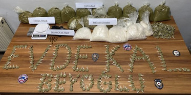 Beyoğlu'nda Uyuşturucu Almak İçin Sıraya Girdiler!