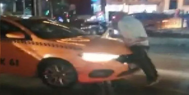 Beyoğlu’nda Yolcu Aracın Üzerine Çıkarak Ortalığı Birbirine Kattı