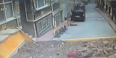 Yokuşta Kayan Kamyonet Bir Eve Çarptı