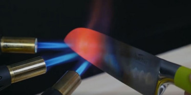 Yüzlerce Derece Isıtılan Bıçakla Öyle Şeyler Yaptı ki!