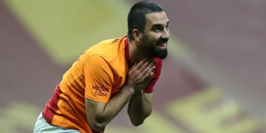 Bodrum FK - Eyüpspor maçında ortalık kızıştı: Arda Turan yaralandı, o anlar kameraya yansıdı!