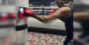 Ünlü Boksör Macron'u Yumrukladı