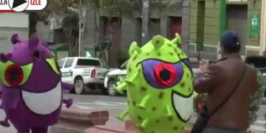 Coronavirüs Kostümlü Polisler Sokakta!