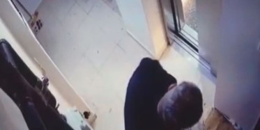 Böyle Komşu Şiddeti Görülmedi: Kapısının Önüne Her Gün Çöp Bırakıp İdrarını Yaptı