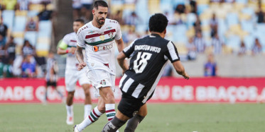 Brezilya liginde ilginç anlar: Oyun dursun diye takım arkadaşını sahaya sürükledi