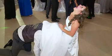 Bu nerenin adeti? Damadın düğünde geline yaptığını babası izleyemedi! Gelinin jartiyerini…