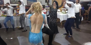 Mavi Elbiseli Kızın Dansı Sosyal Medyayı Salladı!