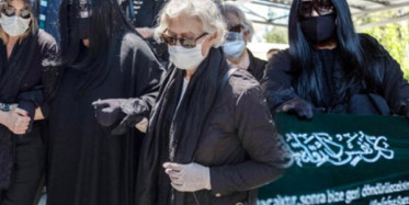 Bülent Ersoy Annesinin Tabutu Başında Dakikalarca Dua Etti