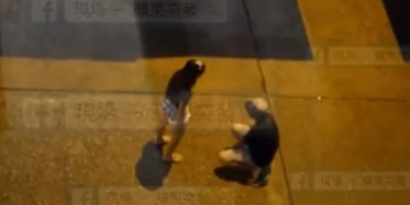 Ayaklarına Kapanan Erkeğe Bunu Yaptı!