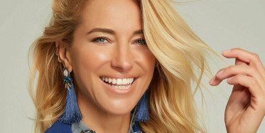 Burcu Esmersoy Bikinisi İle Dans Etti, Görenler Küçük Dilini Yuttu!