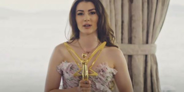 Burcu Özberk En İyi Romantik Komedi Dizisi Kadın Oyuncu Ödülünü Aldı