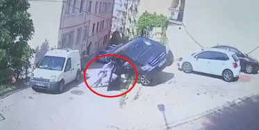 Bursa'da akıllara durgunluk getiren olay! İki kadın minibüsü hava da yakaladı!