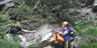Bursa'da Bir Genç, Polisten Kaçmak İsterken Kayalıklara Sıkıştı