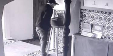 Bursa'da Cami'ye Giren Hırsız Önce Dua Etti Sonra Yardım Kutusundaki Paraları Çaldı