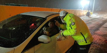 Bursa'da Emniyet Ekipleri Trafikte Kalan Sürücülere Çay ve Simit İkram Etti