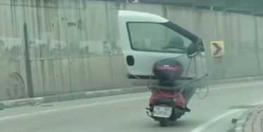 Bursa'da ilginç görüntüler: Motosikletle araç kapısı taşıyan sürücüyü gören gözlerine inanamıyor!