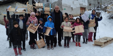 Bursa'da Köy Muhtarı Çocukları Mutlu Etmek İçin Elleriyle 60 Adet Kızak Yaptı