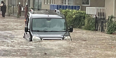 Bursa’da sağanak yağış hayatı felç etti: Araçlar sürüklendi, iş yerlerini su bastı
