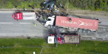 Bursa'da TIR'ın Üzerine Otomobil Devrildi; 1 Ölü, 2 Yaralı