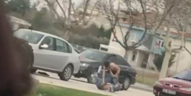Sokak Ortasında Yol Verme Kavgası 
