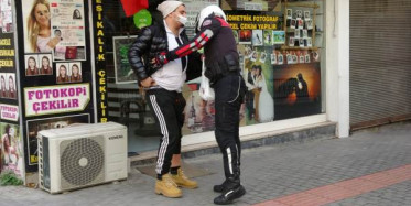 Bursa'da Yasağı Delen Vatandaş Kedilere Tekme Attı