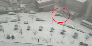 Buzlu Yolda Aracın Bahçeye Düşen Araç Kamerada