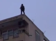 Çatıya Çıkan Adama Yapılanlar Kan Dondurdu