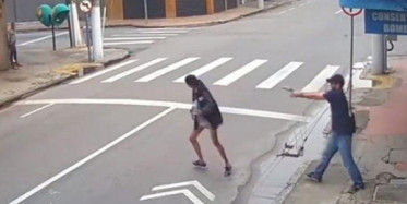 Kendisinden Para İsteyen Evsiz Kadını Belinden Çıkardığı Silahla Vurdu