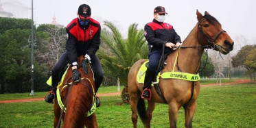 Caddebostan Sahili'nde Atlı Emniyet Güçleri Devriye Gezdi