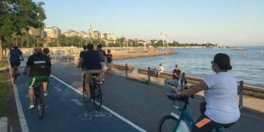 Kısıtlama Sonrası Caddebostan Sahili Doldu Taştı