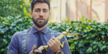 Çağlar Ertuğrul En İyi Romantik Komedi Dizisi Erkek Oyuncu Ödülünü Aldı