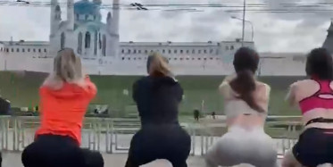 Cami Önünde 'Squat' Yaptılar!