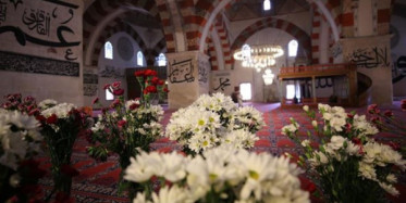 Edirne'deki Eski Cami Çiçeklerle Süslendi
