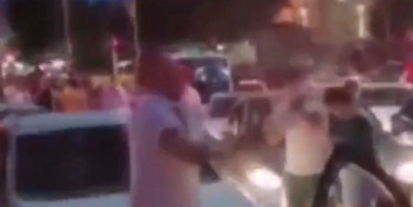 CHP'liler Caminin Önünde Şampanya ile Kutlama Yaptı