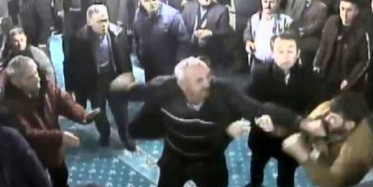 Cami'de Kavga! Husumetliler Karşı Karşıya Geldi