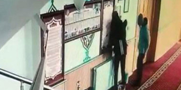 Camiye Hırsızlık İçin Gençler Güvenlik Kamerasına Yakalandı