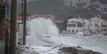 Çanakkale’de Dev Dalgalar Evleri Islattı